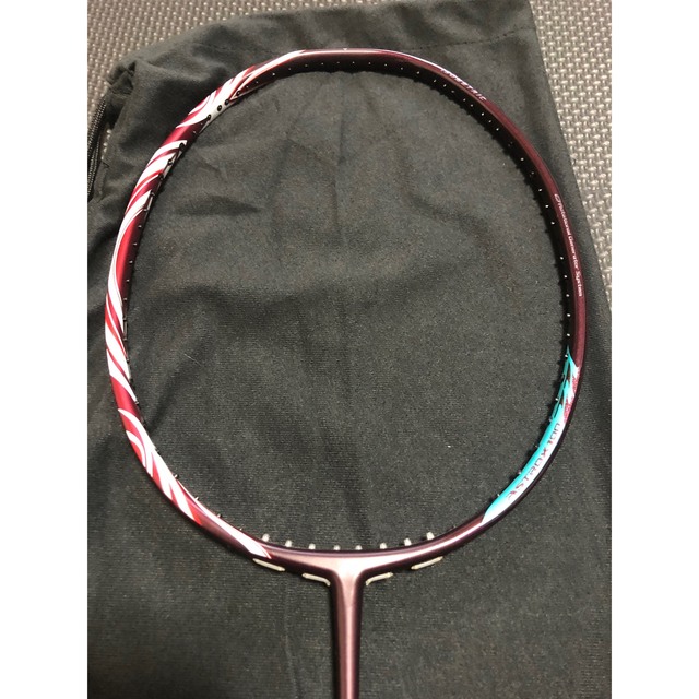 YONEX(ヨネックス)のヨネックス　アストロクス100ZZ レッド　4U5 スポーツ/アウトドアのスポーツ/アウトドア その他(バドミントン)の商品写真