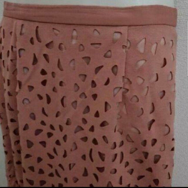 JUSGLITTY(ジャスグリッティー)のジャスグリッティー 花びらパンチングスカート スエードスカート タイトスカート レディースのスカート(ひざ丈スカート)の商品写真