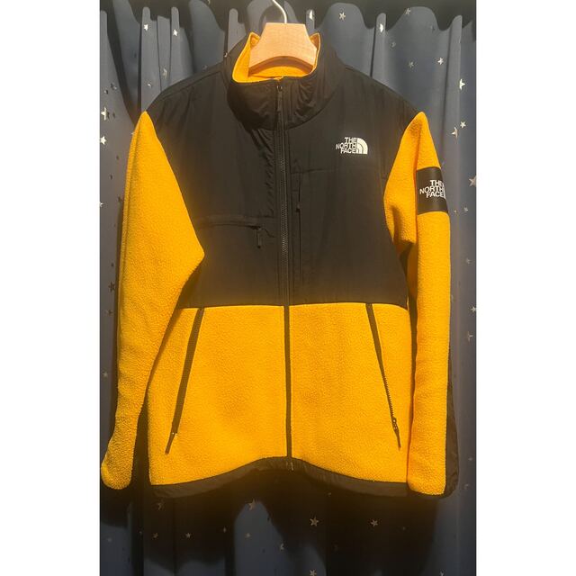 THE NORTH FACE(ザノースフェイス)のTHENORTHFACE デナリジャケットLサイズ　サミットゴールド メンズのジャケット/アウター(ブルゾン)の商品写真