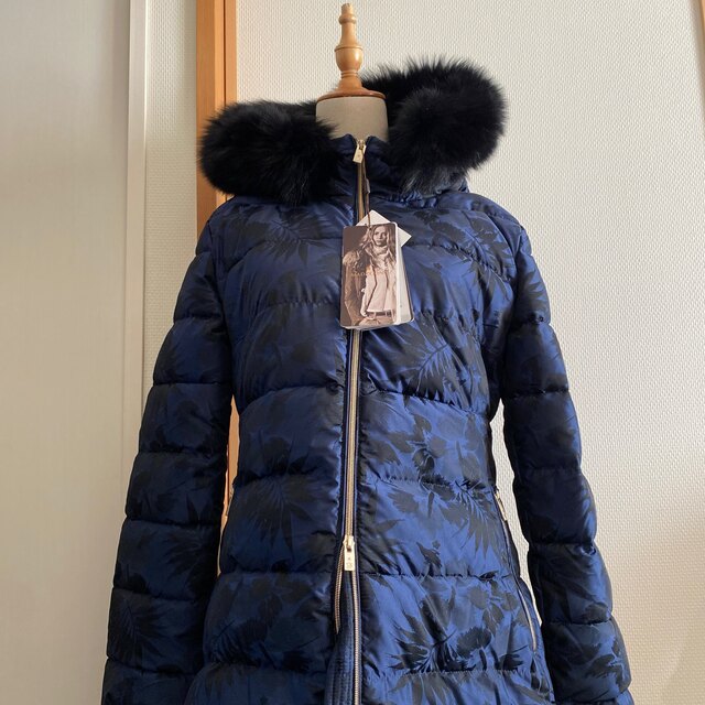 MONCLER(モンクレール)のまどまど様専用：Madzeliniネイビーコートファー付モンクレール好きに レディースのジャケット/アウター(ダウンコート)の商品写真