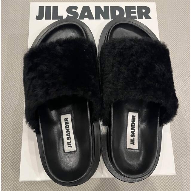 Drawer(ドゥロワー)のワルツ様専用JIL SANDER ジルサンダーラムファーサンダル　37 ブラック レディースの靴/シューズ(サンダル)の商品写真