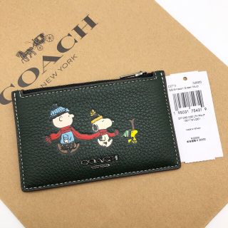 コーチ(COACH)の【COACH X PEANUTS】ジップ カード ケース・スヌーピー！グリーン(名刺入れ/定期入れ)