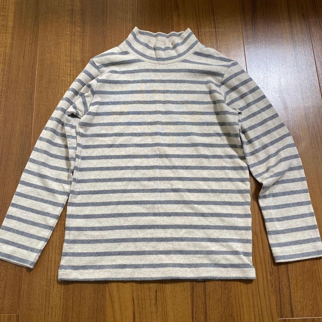 MUJI (無印良品)(ムジルシリョウヒン)の無印　起毛ハイネック　長袖Tシャツ　130 子供 キッズ/ベビー/マタニティのキッズ服男の子用(90cm~)(Tシャツ/カットソー)の商品写真