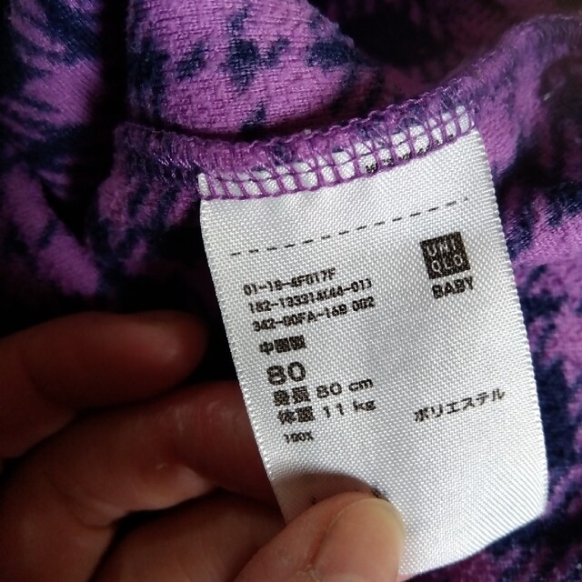 UNIQLO(ユニクロ)のUNIQLO　男女兼用　フリース　紫×黒　80cm キッズ/ベビー/マタニティのベビー服(~85cm)(トレーナー)の商品写真