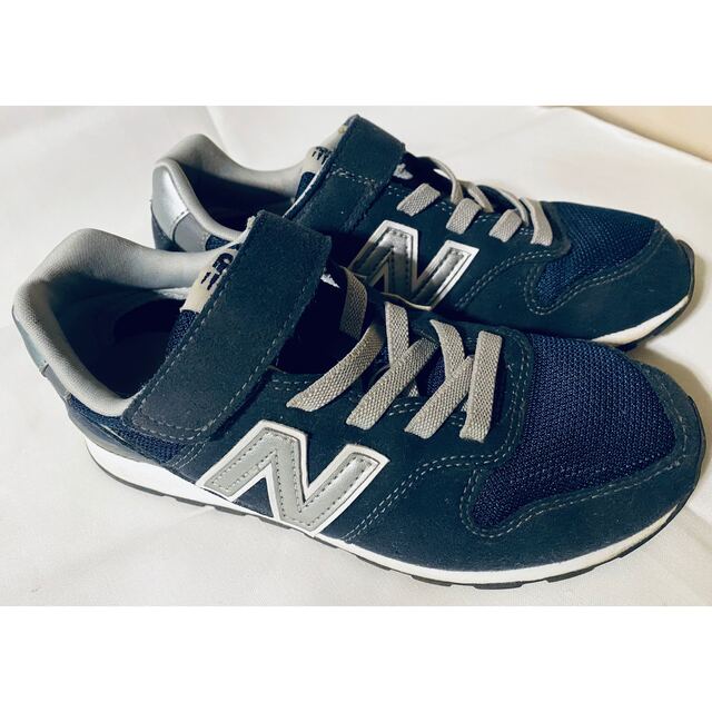 New Balance(ニューバランス)の極美品⭐️NEW BALANCE ネイビー×シルバーYV996CNV  21cm キッズ/ベビー/マタニティのキッズ靴/シューズ(15cm~)(スニーカー)の商品写真