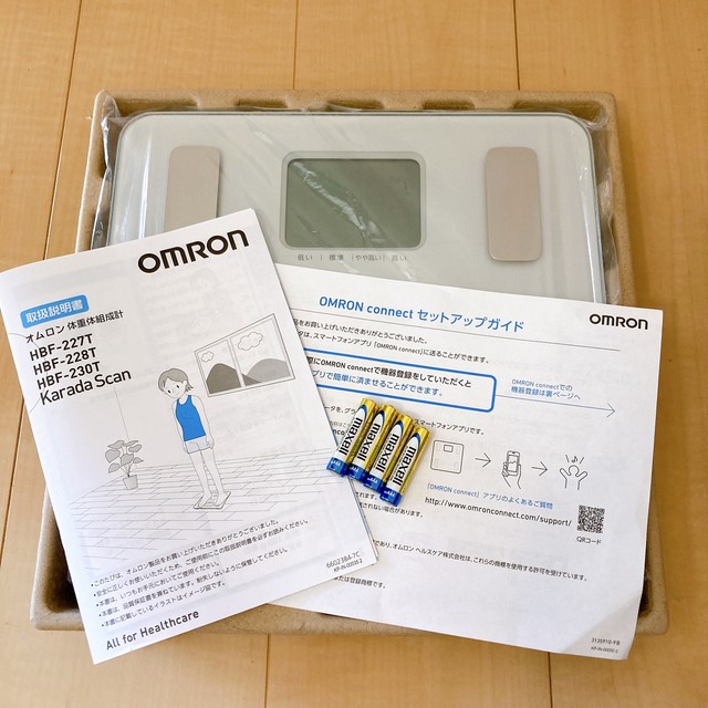 OMRON(オムロン)のオムロン 体重体組成計 HBF-230T《シャイニーホワイト》 スマホ/家電/カメラの美容/健康(体重計/体脂肪計)の商品写真