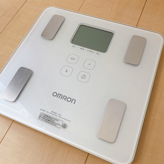 オムロン(OMRON)のオムロン 体重体組成計 HBF-230T《シャイニーホワイト》(体重計/体脂肪計)