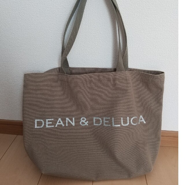 DEAN & DELUCA(ディーンアンドデルーカ)のディーン&デルーカ  チャリティートート  Lサイズ  中古 レディースのバッグ(トートバッグ)の商品写真