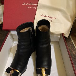 サルヴァトーレフェラガモ(Salvatore Ferragamo)のサルバトーレフェラガモショートレザーブーツ ★美品★(ブーツ)