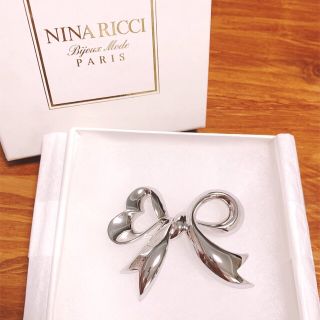 美品 ニナリッチ NINA RICCI ブローチ リボンモチーフ レディース