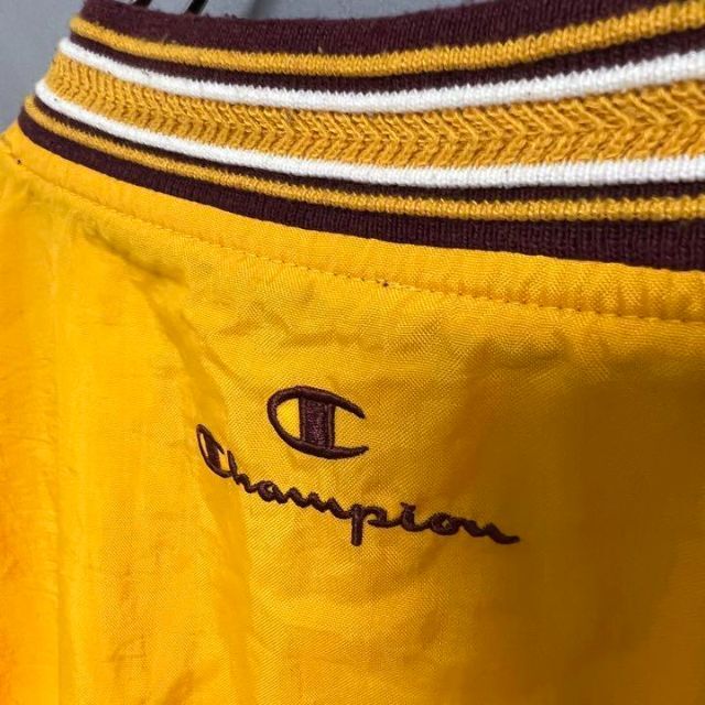 Champion(チャンピオン)のチャンピオン　champion ナイロンプルオーバー　Vネック　コットン裏地 メンズのジャケット/アウター(ナイロンジャケット)の商品写真