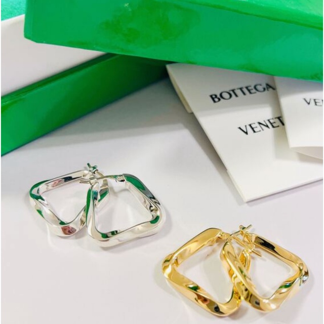 BOTTEGA VENETA トライアングルツイストフープピアス ローズゴールド-