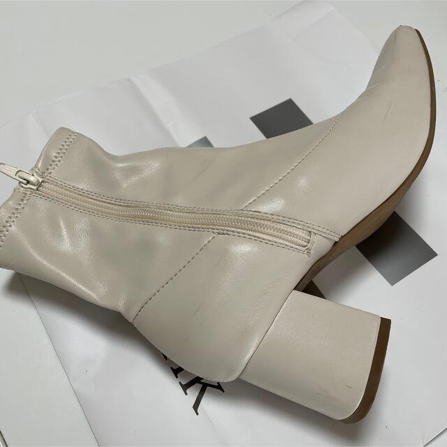 GU(ジーユー)のウルトラストレッチヒールブーツ　白　Lサイズ レディースの靴/シューズ(ブーツ)の商品写真