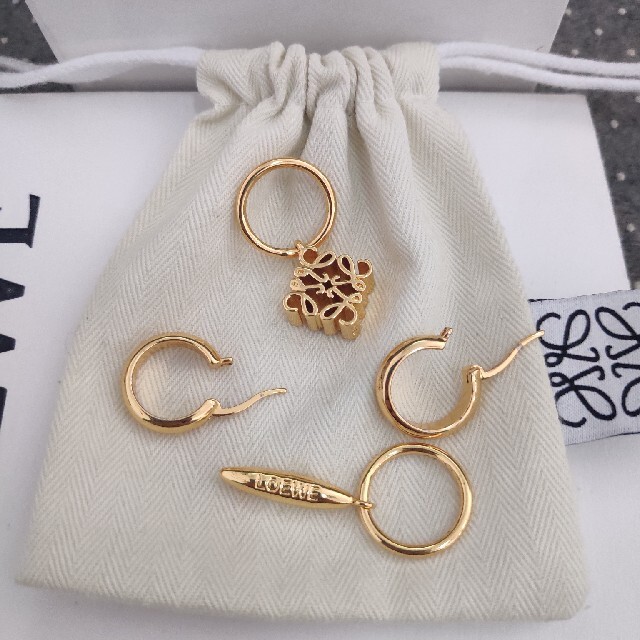 【シンプルデザイン♪】ロエベ ピアス 大人気♡ 人気品❁ロエベ☆人気ピアス ゴールド ほぼ未使用！レディース
