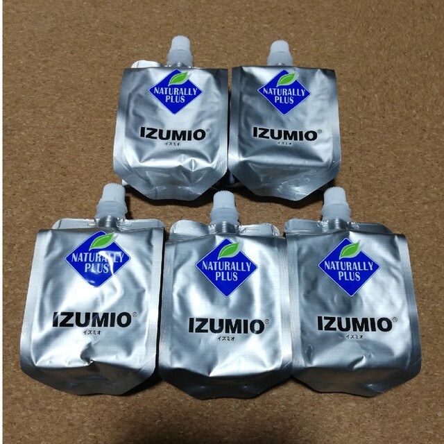 ナチュラリープラス IZUMIO 5個セット(水素水) 食品/飲料/酒の飲料(ミネラルウォーター)の商品写真