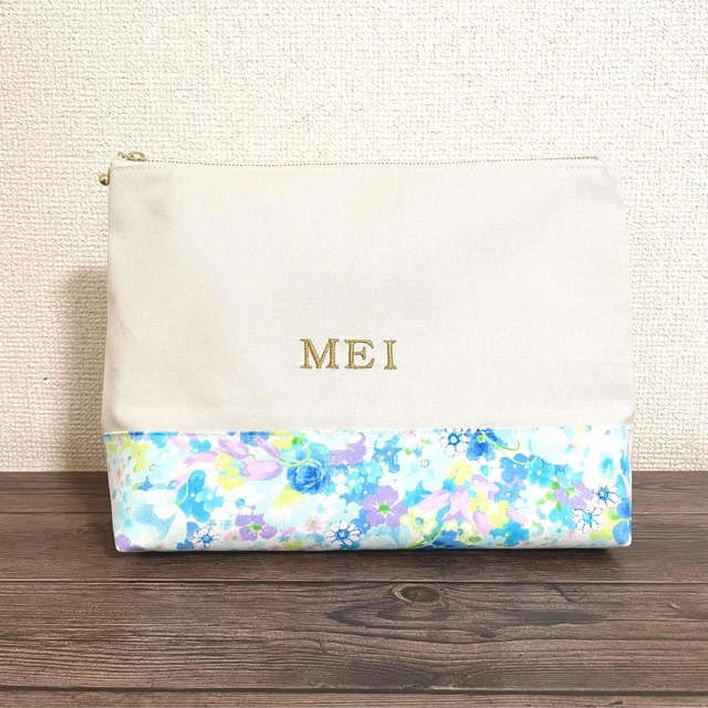 プチギフト★名入れ刺繍　花柄大きめバッグポーチ ハンドメイドのキッズ/ベビー(外出用品)の商品写真