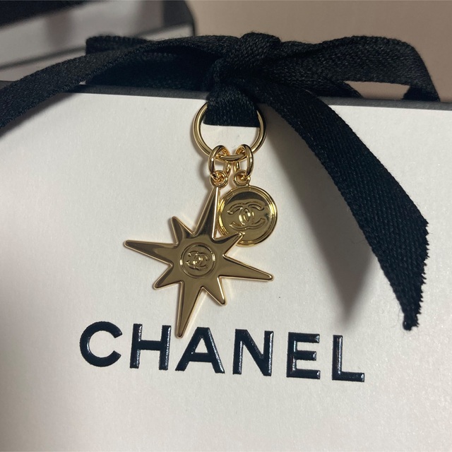 CHANEL(シャネル)のCHANEL ホリデーコレクション2022 香水、チャーム、ギフトボックス コスメ/美容の香水(香水(女性用))の商品写真