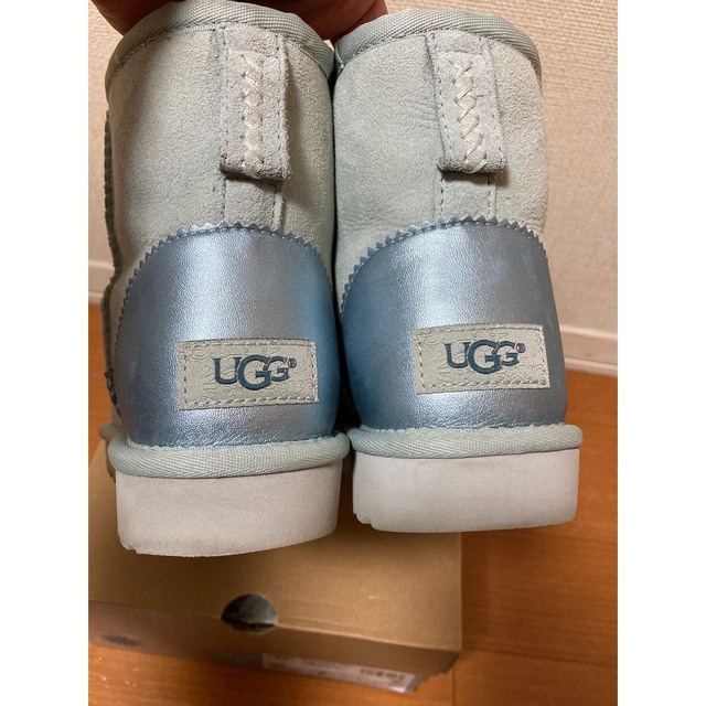 UGG(アグ)のUGG クラシックミニⅡ メタリックアイスブルー レディースの靴/シューズ(ブーツ)の商品写真