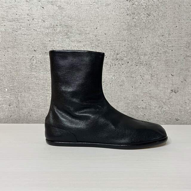 Maison Martin Margiela(マルタンマルジェラ)の新品　メゾンマルジェラ　42 タビアンクルブーツ　フラット　ブラック　Tabi メンズの靴/シューズ(ブーツ)の商品写真