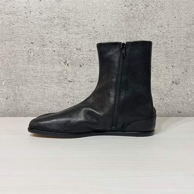 Maison Martin Margiela(マルタンマルジェラ)の新品　メゾンマルジェラ　42 タビアンクルブーツ　フラット　ブラック　Tabi メンズの靴/シューズ(ブーツ)の商品写真