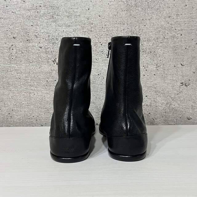 Maison Martin Margiela(マルタンマルジェラ)の新品　メゾンマルジェラ　42 タビアンクルブーツ　フラット　ブラック　Tabi メンズの靴/シューズ(ブーツ)の商品写真