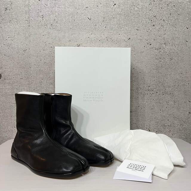 Maison Martin Margiela(マルタンマルジェラ)の新品　メゾンマルジェラ　42 タビアンクルブーツ　フラット　ブラック　Tabi メンズの靴/シューズ(ブーツ)の商品写真