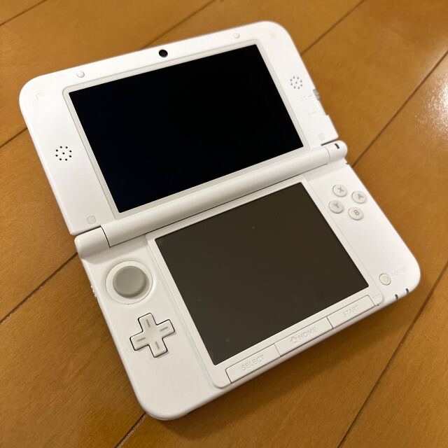 任天堂(ニンテンドウ)の任天堂3DS LL本体とゲームソフト エンタメ/ホビーのゲームソフト/ゲーム機本体(携帯用ゲーム機本体)の商品写真