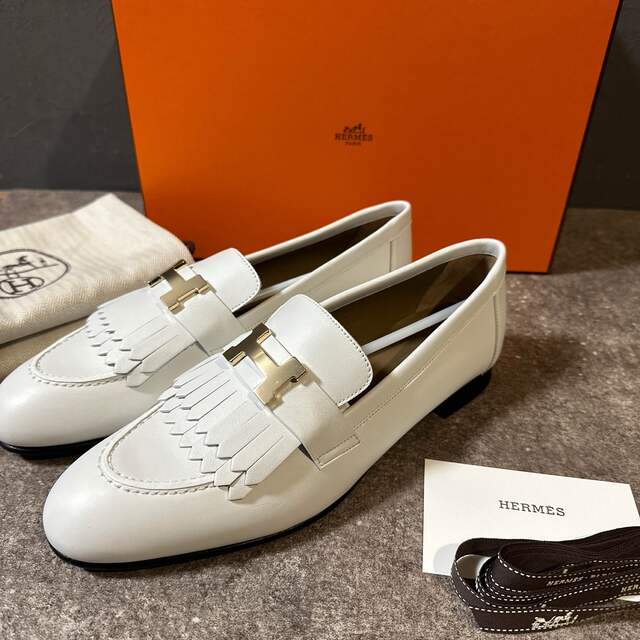 日本最大のブランド Hermes - ホワイト×ゴールド金具 モカシン