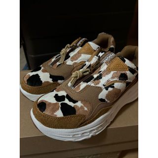 アグ(UGG)のUGG CA805 Zip Cow Print /アグシーエージップカウプリント(スニーカー)