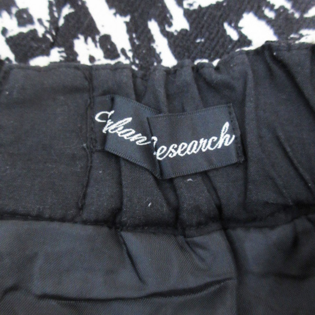 URBAN RESEARCH(アーバンリサーチ)のアーバンリサーチ フレアスカート ミニ丈 総柄 F 黒 アイボリー  /FF45 レディースのスカート(ミニスカート)の商品写真
