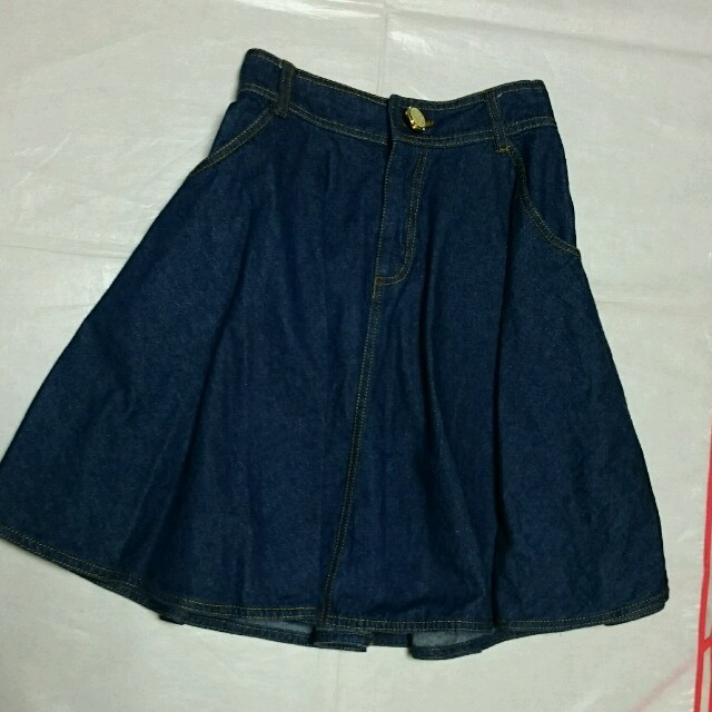 F i.n.t(フィント)のFi.n.t バラ釦 デニムスカート レディースのスカート(ひざ丈スカート)の商品写真