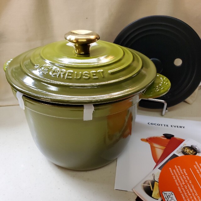 LE CREUSET(ルクルーゼ)の（８ケロリン８様専用）ココット・エブリィ 20 オリーブ インテリア/住まい/日用品のキッチン/食器(鍋/フライパン)の商品写真