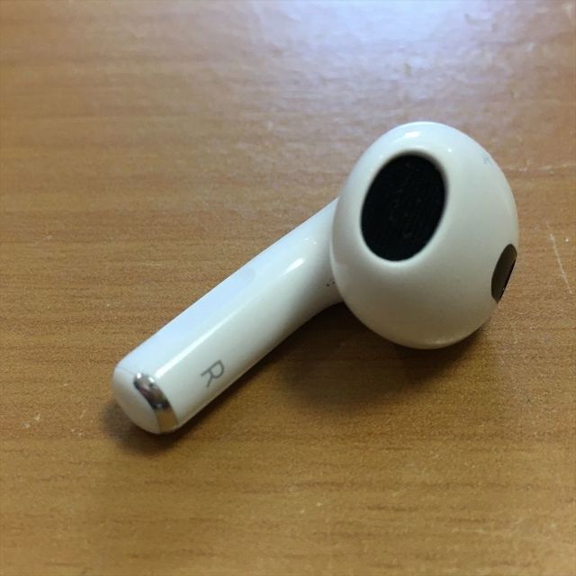Apple(アップル)のApple純正 AirPods 第3世代イヤホン本体 片耳 右（R）A2565 スマホ/家電/カメラのオーディオ機器(ヘッドフォン/イヤフォン)の商品写真