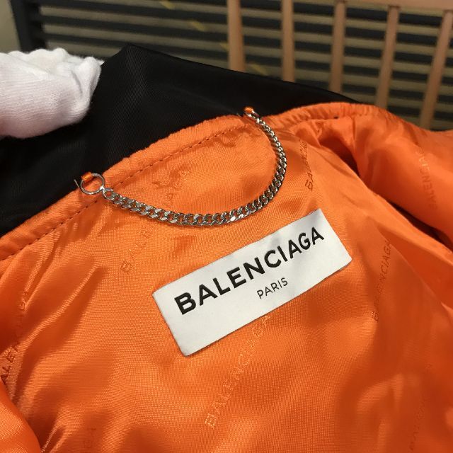 Balenciaga(バレンシアガ)の新品同様 バレンシアガ スカーフカラー クロップドボンバージャケット 黒 レディースのジャケット/アウター(ミリタリージャケット)の商品写真