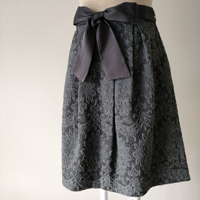 ナチュラルビューティーベーシック　リボン レーススカート　Mサイズ レディースのスカート(ひざ丈スカート)の商品写真