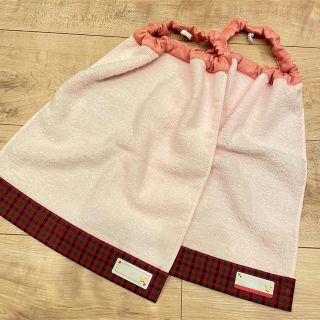 ファミリア風　赤チェック　タオルエプロン　ハンドメイド(スタイ/よだれかけ)