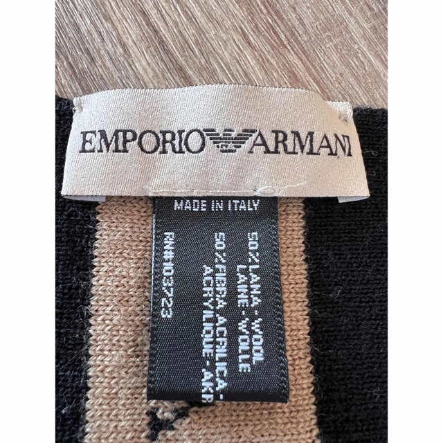 Emporio Armani(エンポリオアルマーニ)のエンポリオアルマーニ　マフラー　黒　ベージュ　ロゴ　ニット レディースのファッション小物(マフラー/ショール)の商品写真