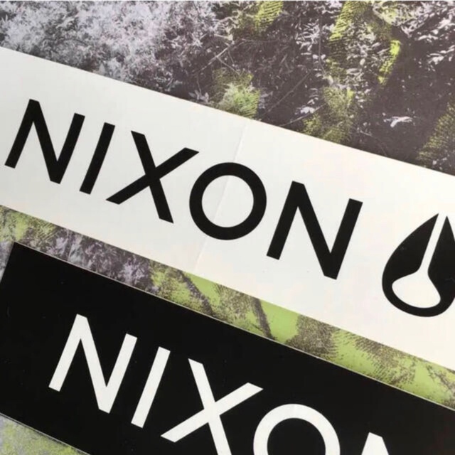NIXON(ニクソン)のNIXONニクソンUS限定BIGボックスロゴステッカーホワイト＆ブラックSET スポーツ/アウトドアのスポーツ/アウトドア その他(スケートボード)の商品写真