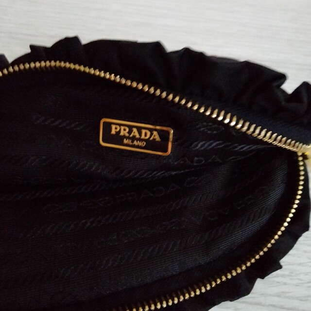 PRADA(プラダ)のプラダ ナイロンポーチ フリル付き 黒 レディースのファッション小物(ポーチ)の商品写真