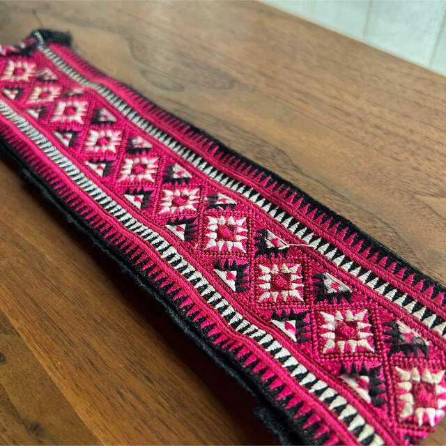 チャイハネ(チャイハネ)のモン族古布 民族衣装 はぎれ6点 ハンドメイドの素材/材料(生地/糸)の商品写真