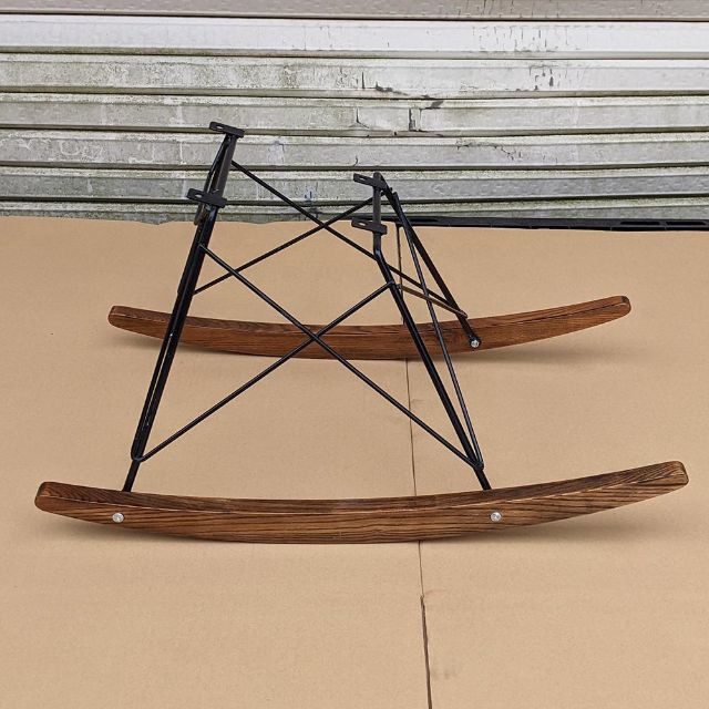 イームズ ロッカーベース 交換用 チェア 椅子 Eames 部品 黒/茶ベース インテリア/住まい/日用品の椅子/チェア(ロッキングチェア)の商品写真