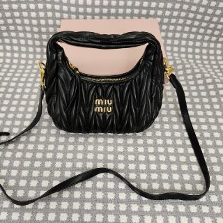 miumiu - 【新品】✌︎特価⚠︎**ミュウミュウ**ショルダーバッグ^^早い者勝ち*…..