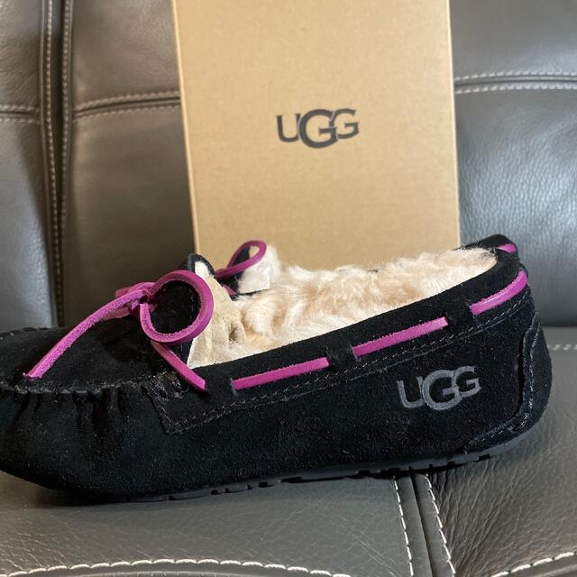 UGGモカシン  新品  サイズ８ ベビーピンクモカシン　24.5UGG室内ばき