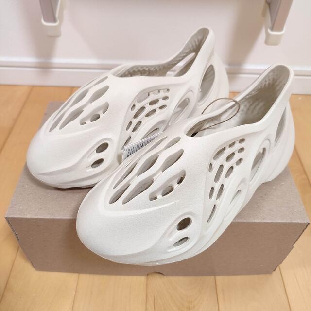adidas(アディダス)のYEEZY Foam Runner "Sand"イージーフォームランナー サンド メンズの靴/シューズ(サンダル)の商品写真