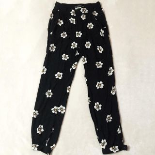 ザラ(ZARA)のZARA 花柄 アンクルタイドパンツ(クロップドパンツ)