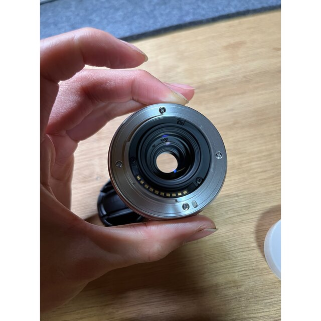 富士フイルム(フジフイルム)のFujifilm XF27mm F2.8 シルバー スマホ/家電/カメラのカメラ(レンズ(単焦点))の商品写真
