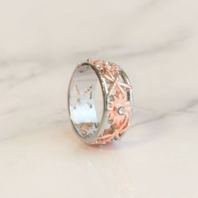 花＆とんぼ リング 20号 シルバー ピンクゴールド 指輪 太め 幅広 透かし  レディースのアクセサリー(リング(指輪))の商品写真