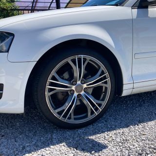 アウディ(AUDI)のアウディ18インチセット(おまけ付き)(タイヤ・ホイールセット)