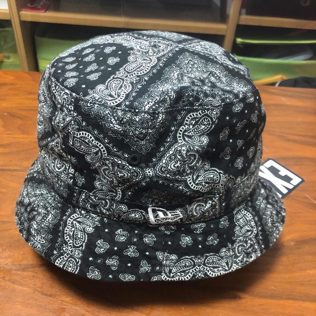 NEW ERA(ニューエラー)のニューエラ バンダナ バケットハット ブラック　サイズL メンズの帽子(ハット)の商品写真
