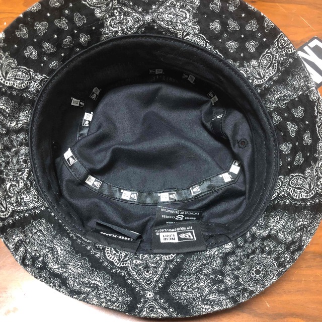 NEW ERA(ニューエラー)のニューエラ バンダナ バケットハット ブラック　サイズL メンズの帽子(ハット)の商品写真